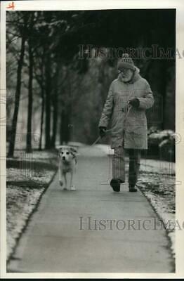 1985 Press Photo Bob Gunerman Walks His Dog, "charlie Brown" In Cazenovia