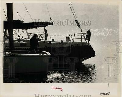 1983 Press Photo Fishermen On Boats In Five Mile River In Rowayton, Norwalk