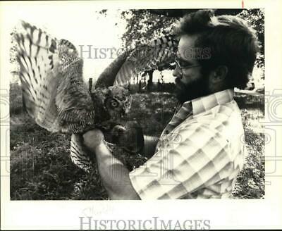 1994 Press Photo Richard West And Owl In Closeup - Sya26430