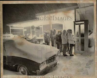 1972 Press Photo Residents Line Up Outside A Phone Booth During Heavy Snowfall