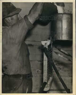 1938 Press Photo Nelson R. Peet's Old-fashioned Milk Aerator